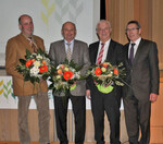 Silberne Ähren für Günther Braig (l.) aus Frankenhofen, Georg Bendele aus Langenau und MdL Karl Traub, Haussen am Bussen, aus der Hand von Hans Götz, Vorsitzender im KBV Ulm-Ehingen