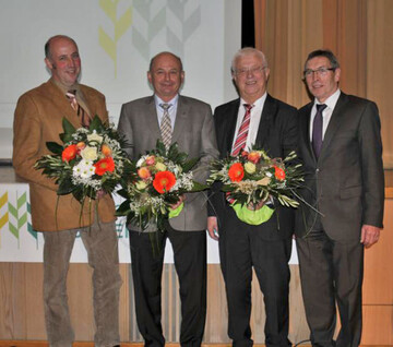 Silberne Ähren für Günther Braig (l.) aus Frankenhofen, Georg Bendele aus Langenau und MdL Karl Traub, Haussen am Bussen, aus der Hand von Hans Götz, Vorsitzender im KBV Ulm-Ehingen