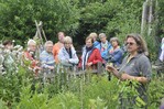 Im Naturgarten von Leonie Geigle mit Gartenbesitzerun Leonie Geigle