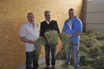 Landtagsabgeordneter Paul Locherer (Mitte) freut sich, dass sein Antrag zur Heumilchf�rderung Betriebe wie den von Walter und Gerold Mohr (r.) unterst�tzt.