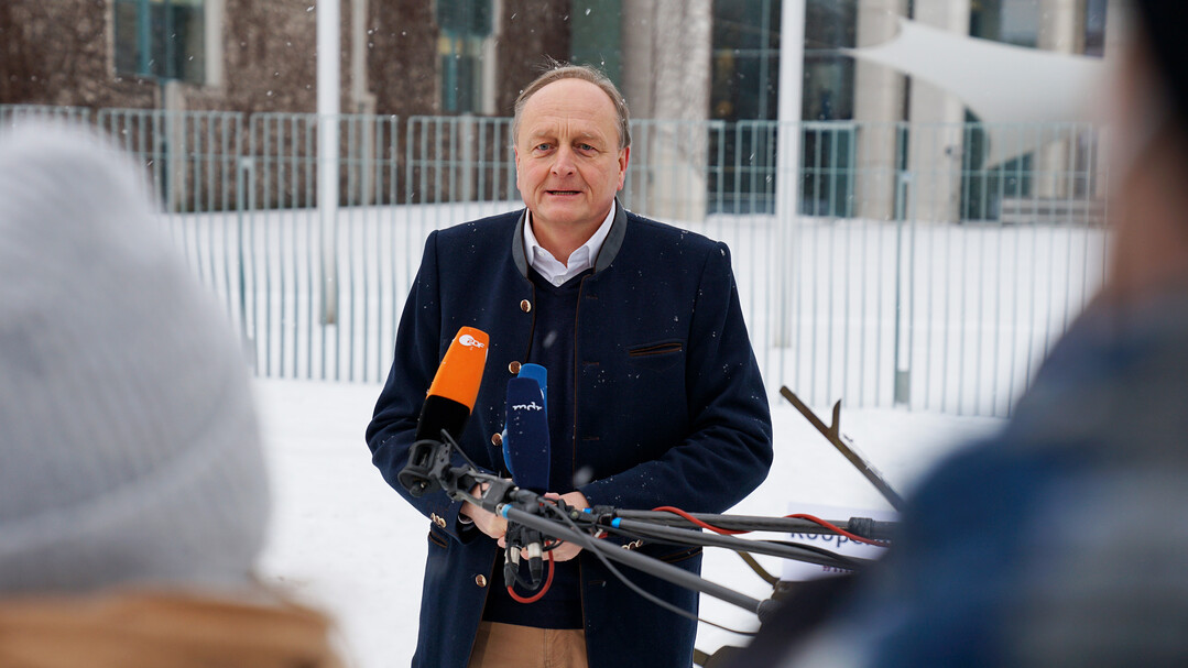 Der Präsident im Deutschen Bauernverband, Joachim Rukwied, vor dem Bundeskanzleramt.