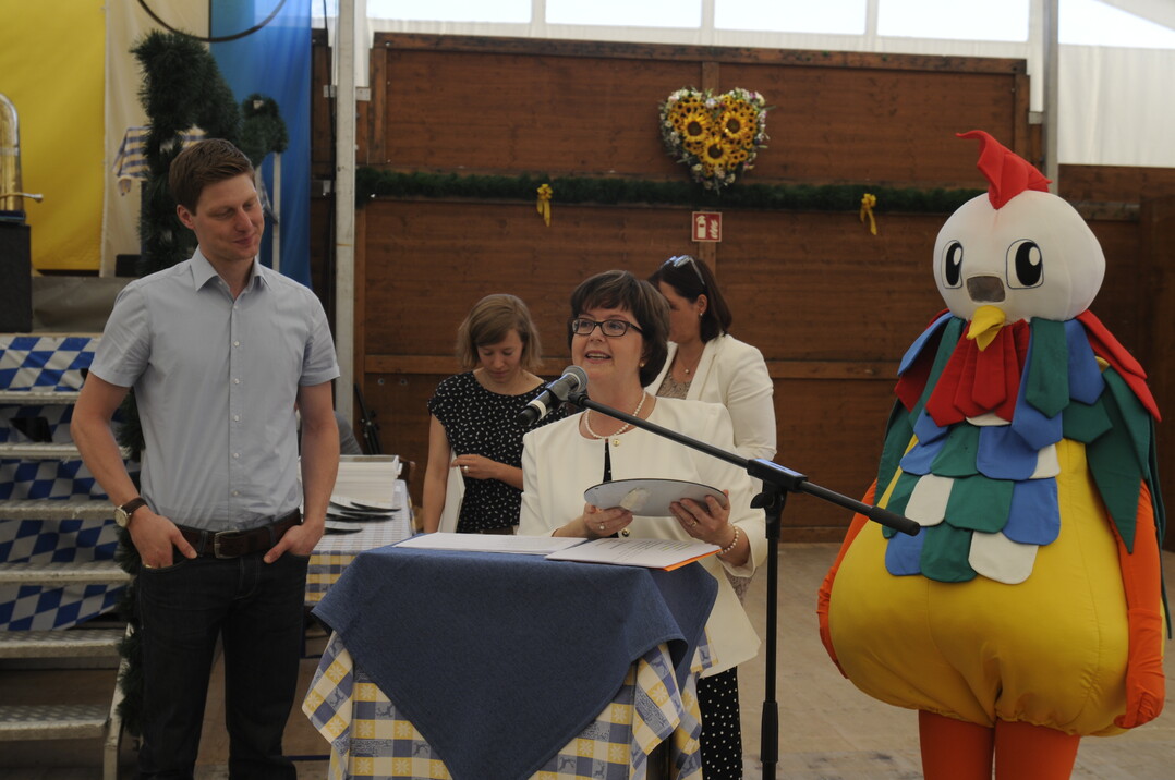 Ministerialdirektorin Grit Puchan (r.) mit Preistr�ger Julian Schmid von der Hofmolkerei Schmid GmbH