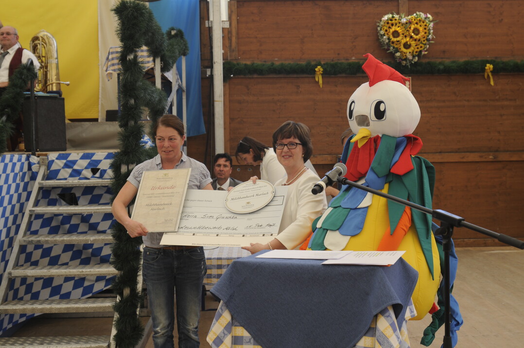 Ministerialdirektorin Grit Puchan (r.) mit Preistr�gerin Gruschka-Reuter vom Milchhandwerk Marlach