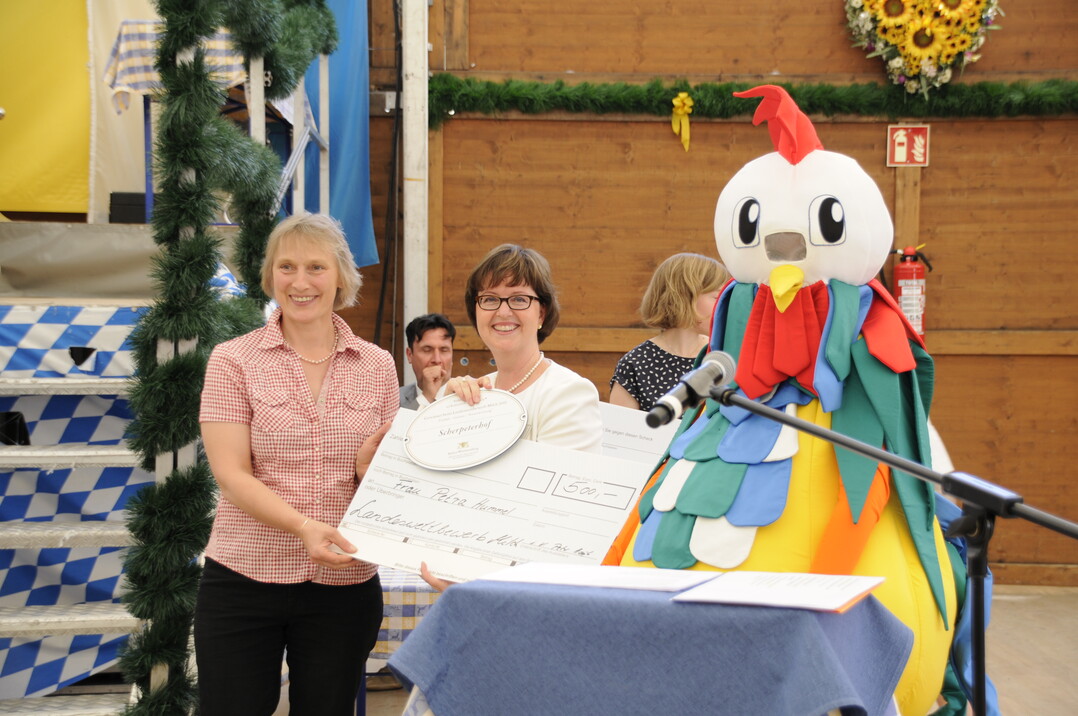 Ministerialdirektorin Grit Puchan (r.) mit Preistr�gerin Petra Hummel vom Scherpeterhof