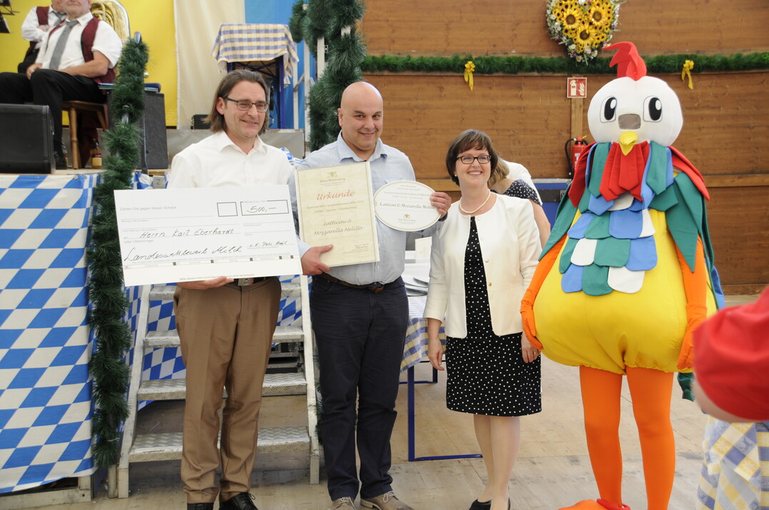 Ministerialdirektorin Grit Puchan (r.) mit Preistr�ger Giovanni Melillo und Einreicher Karl Eberhardt