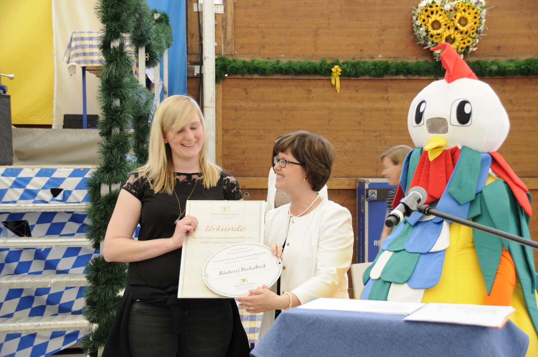 Ministerialdirektorin Grit Puchan (r.) mit Preistr�gerin Bianca Beck von BeckaBeck