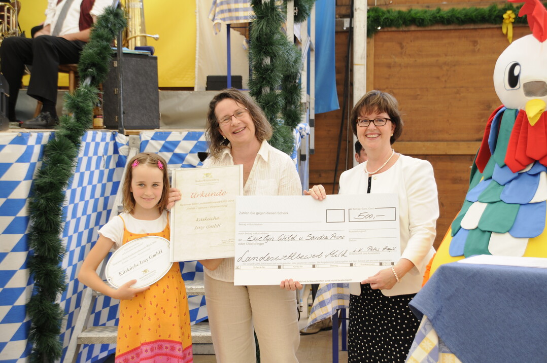 Ministerialdirektorin Grit Puchan (r.) mit Preistr�gerin Sandra Prinz von der K�sek�che Isny