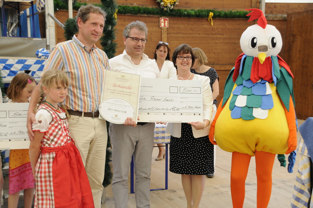 Ministerialdirektorin Grit Puchan (r.) mit den Preistr�gern Reiner Seiler und Volker Gerne von der H�ri GbR