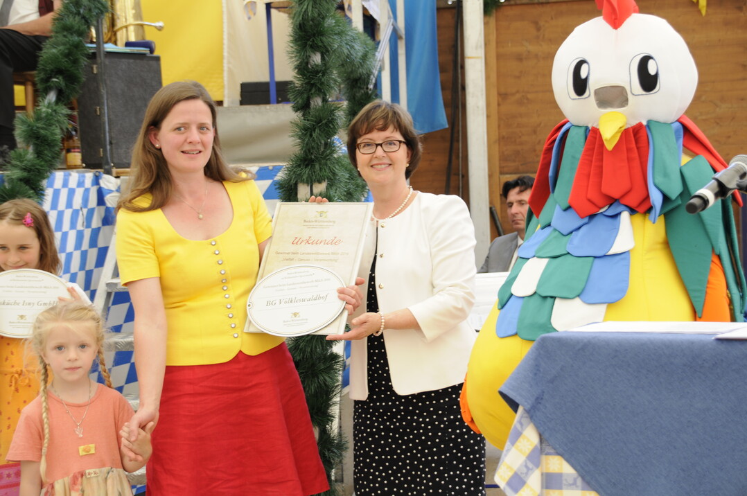 Ministerialdirektorin Grit Puchan (r.) mit Preistr�gerin Anja Frei von der BG V�lkleswaldhof