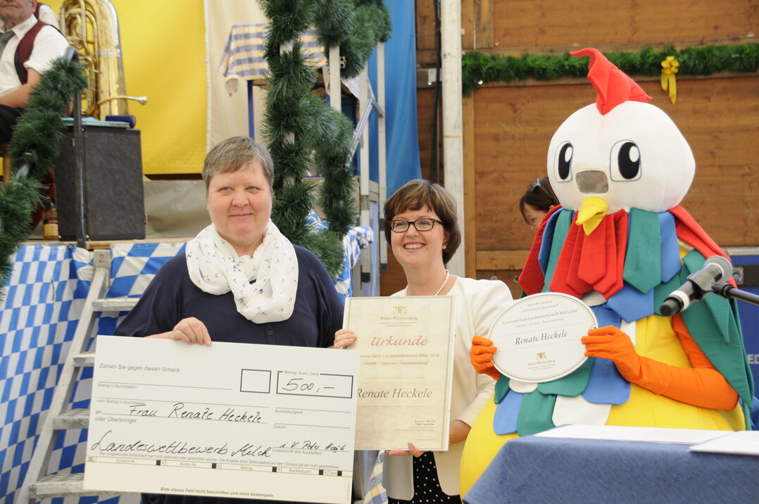 Ministerialdirektorin Grit Puchan (r.) mit Preistr�gerin Renate Heckele