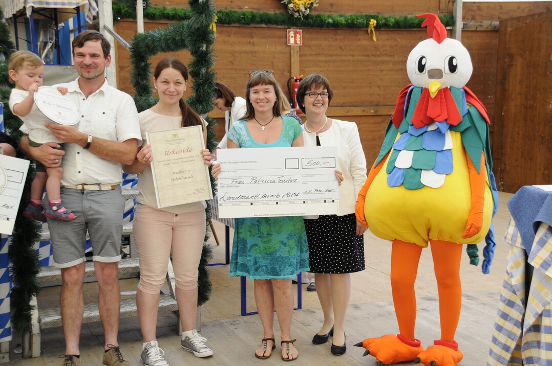 Ministerialdirektorin Grit Puchan (r.) mit der Preistr�gerfamilie Wollfett und Einreicherin Patricia Tessitore