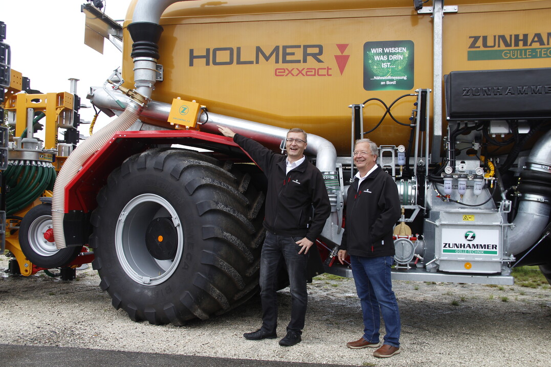 Sebastian Zunhammer Junior und Senior erl�utern die aktuelle Entwicklung zum NIR-Sensor f�r G�lle.