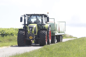  Die neu verf�gbare Option �Automatische Anh�ngerstreckbremse� f�r Claas Arion Traktoren mit CMATIC Getriebe stabilisiert das Traktor-Anh�nger-Gespann bei Gef�llefahrten.&nbsp;
