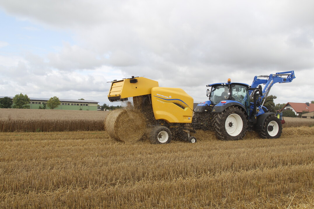 New Holland stellt die Festkammer-Rundballenpresse&nbsp;Roll-Bar 125 vor.