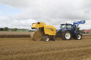 New Holland stellt die Festkammer-Rundballenpresse Roll-Bar 125 vor.