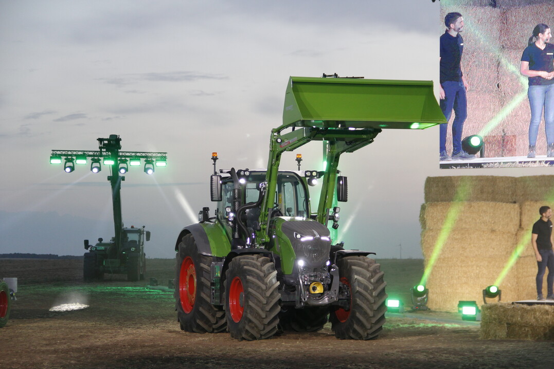 Zum Fendt 700 Vario gibt es eine neue Generation des Frontladers Fendt Cargo.