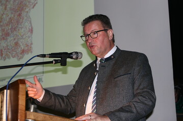 Hauk verteidigte in Ailingen vor �ber 600 Landwirten das Eckpunktepapier der Landesregierung