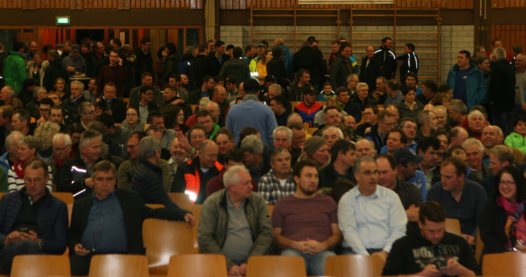 �ber 600 Landwirte f�llten die Rotachhalle, um sich �ber die Folgen des Eckpunktepapiers f�r die Landwirtschaft zu informieren. Ein Schwerpunkt waren dabei die Reduktionsziele im Pflanzenschutz.