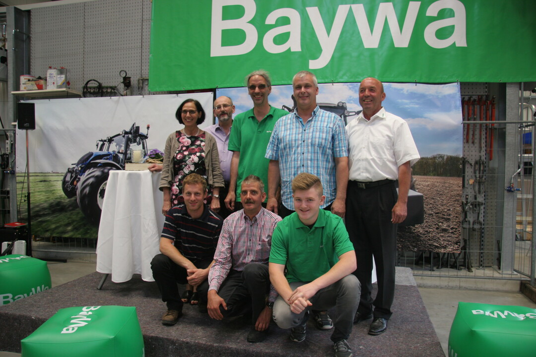 Werkstattleiter des neu eröffneten BayWa-Standortes Altensteig, Hans-Dieter Hammer und seine Frau Marion, hintere Reihe links, freuen sich mit ihrem Team über die modernen Arbeitsbedingungen.