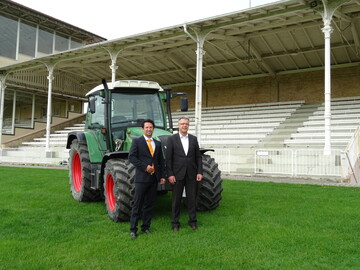 Carsten Obrecht (Gebietsleiter Ritchie Bros.) und Georg Baumann (Gesch�ftsf�hrer ZG Raiffeisen Technik GmbH) pr�sentieren vor der Trib�ne in Iffezheim einen der Schlepper, der auf der Auktion unter den Hammer kommt.