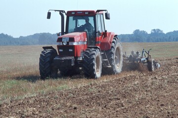 Mit reduzierter Bodenbearbeitung wie mit einem Grubber können Landwirte zum Klimaschutz beitragen.
