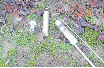 Topcat-Fallen liefern gute Fangerfolge. Im Bild von links eine gestellte Falle, eine Falle mit Maus, Bohrstock und Suchstab.