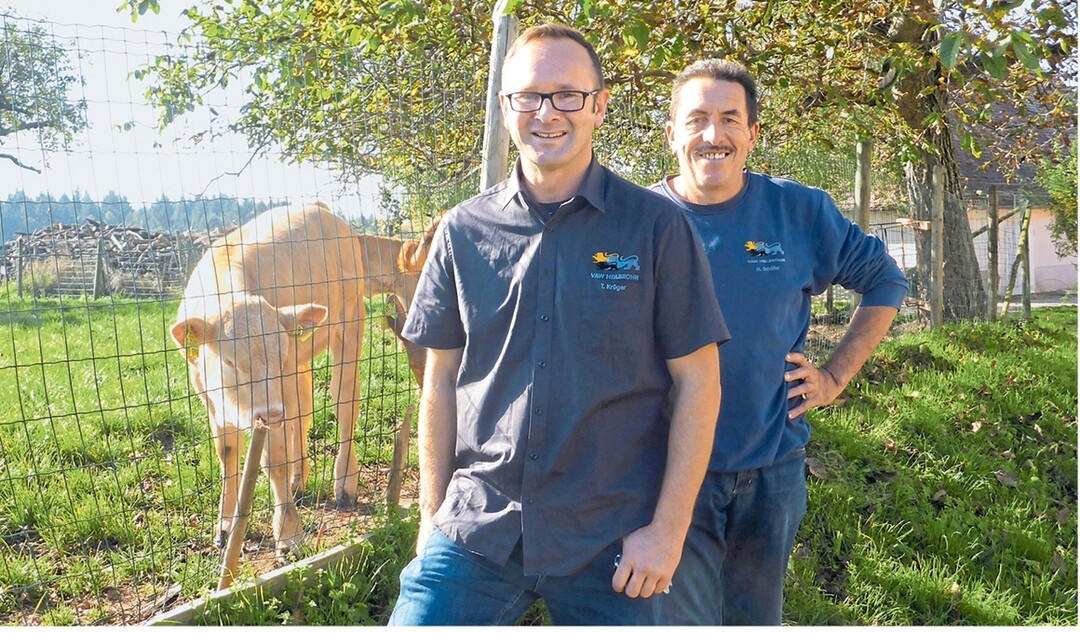 VAW-Gesch�ftsf�hrer Thomas Kr�ger (links) und Landwirtschaftsmeister Martin Sch�fer (rechts) sind besonders stolz auf ihr Limpurger-Zucht.