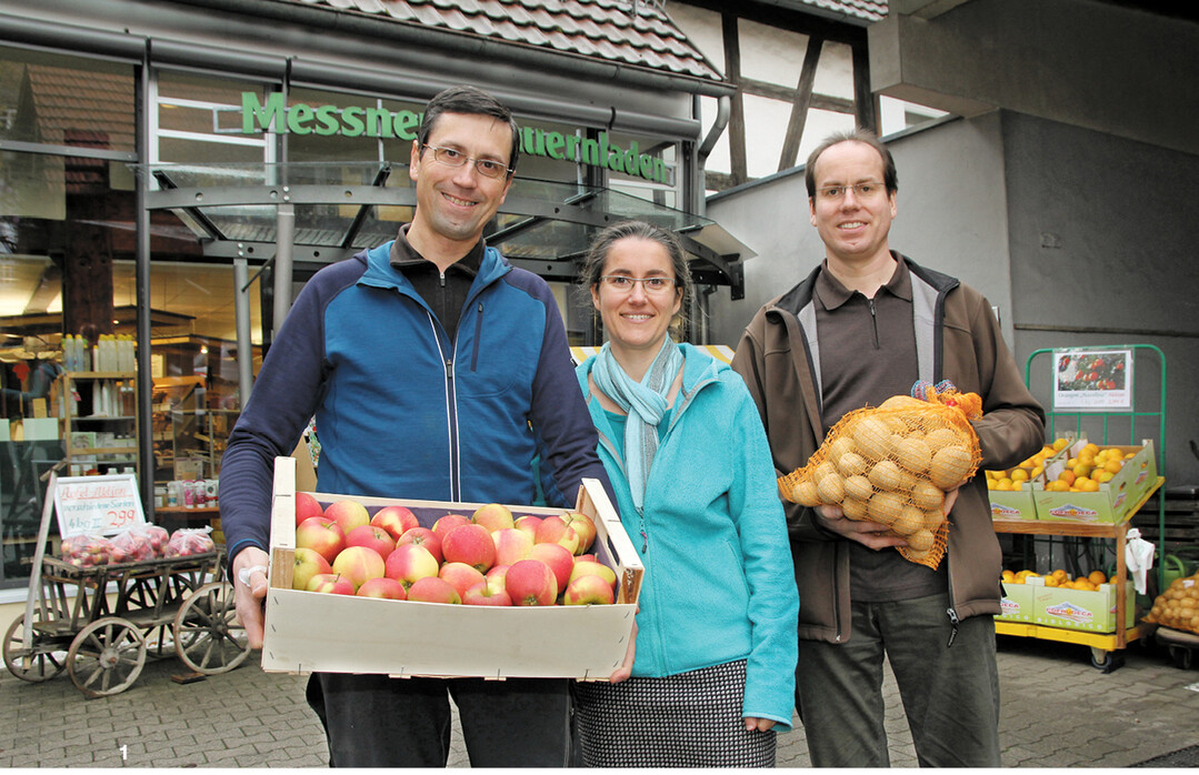 �pfel und Kartoffeln aus eigenem Anbau: Andreas Messner (l.) mit Ehefrau Dorothea und Bruder Christoph vor dem eigenen Laden.