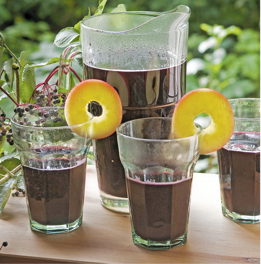 Ein alkoholfreier Punsch mit Holunderbeersaft und Apfelsaft ist jetzt das Richtige, um die Abwehrkr�fte zu st�rken. Dazu erhitzt man langsam 600 ml Apfelsaft und 200 ml Holunderbeersaft mit Lebkuchengew�rz oder Zimt. Dann kommen 400 ml Schwarztee dazu und nach Bedarf Honig zum S��en.