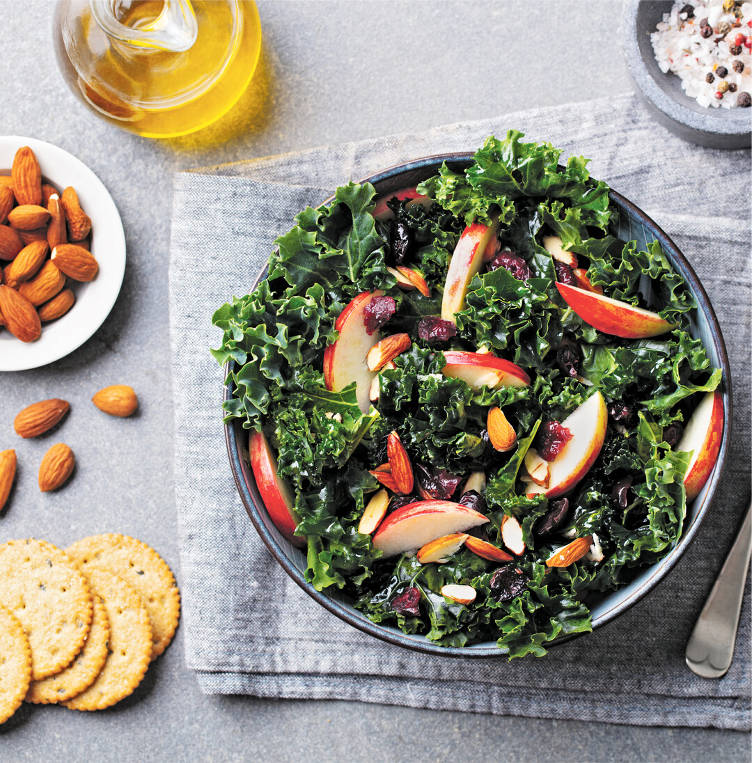 Gr�nkohl hat jetzt Saison. Er liefert in 100 Gramm doppelt soviel Vitamin C als Zitronen. Das wasserl�sliche Vitamin verliert sich beim Kochen jedoch fast v�llig. Also ist Rohkost angesagt, zum Beispiel als Salat oder in einem Pesto. Geschmeidig weich werden die von den Rippen entfernten, kleingeschnittenen Bl�tter, wenn sie mit etwas Salz ein paar Minuten per Hand geknetet werden. Oder man gibt in die Sch�ssel gleich die Dressingzutaten wie Zitronensaft, Salz, Pfeffer und �l und massiert diese in den Gr�nkohl ein. Dann die �brigen Zutaten ganz nach Wunsch untermengen. Schnell gemacht und lecker!