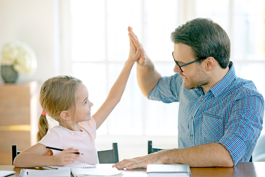 Loben will richtig eingesetzt sein, damit Kinder lernen, wann sie etwas wirklich gut gemacht haben. St�ndiges Loben f�r allt�gliche Dinge kann eine falsche Selbsteinsch�tzung der Kinder ausl�sen und/oder den Druck an die eigenen Erwartungen ungut erh�hen.