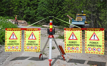 Die interaktive Straßensperre Protos Barrier" zeigt unter anderem auf einem LED-Schild individuelle Warntexte an und gibt ansteigenden Warntöne und Lichtsignale ab.