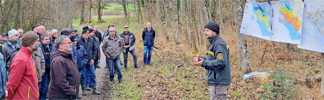 In Wittenhofen ging F�rster Markus Kramer mit den Teilnehmenden durch den Wald.