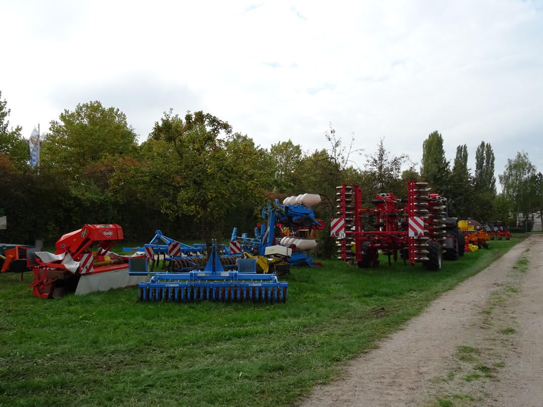 Auch bei den Anbauger�ten ist eine breite Auswahl vorhanden: Von der Gr�nfuttererntetechnik bis zu Bodenbearbeitungsger�ten ist alles zu finden.