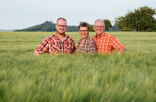 Andreas M�ller (l.) bewirtschaftet die Stiftsgrundhof GbR gemeinsam mit seinen Eltern.