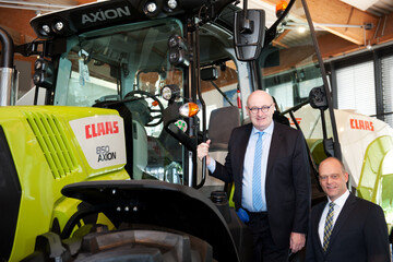 EU-Agrarkommissar Phil Hogan (l.) und Thomas B�ck, Mitglied der Claas Konzernleitung, nutzten den Besuch f�r ein Foto mit einem der modernen Claas Traktoren, die mit intelligenter Elektronik ausgestattet sind. 