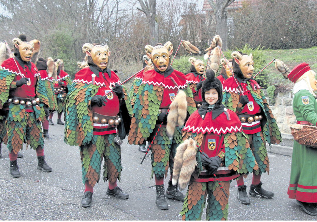Traditionell beginnt die schw�bisch-alemannische Fasnacht oder auch Fasnet mit dem H�sabstauben am Drei-K�nigs-Tag. Von da an finden Umz�ge und Brauchtumsveranstaltungen bis Fasnachtsdienstag statt.