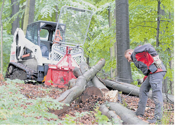 Der f�r rund 2500 Euro mit Astabweisern und einem Schutzgitter aufger�stete Bobcat mit Dreipunktanbauwinde l�sst sich sehr gut zum Vorliefern einsetzen.