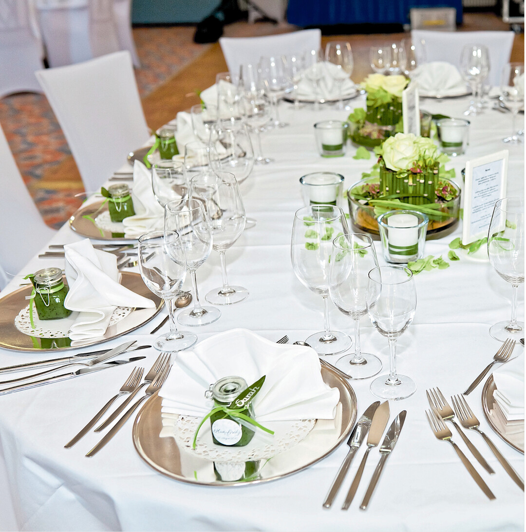 Das passende Besteck liegt von au�en nach innen am Teller, den servierten G�ngen des Men�s entsprechend. Die richtige Etikette l�sst sich bei einem Knigge"-Seminar lernen. Doch Adolph Freiherr von Knigge (1752-1796) hat damit wenig zu tun. Er hat �ber den Umgang mit Menschen" und �ber den Umgang mit sich selbst" geschrieben. Das ist praktische Lebenshilfe, die, umgesetzt, manchen Psychotherapeuten brotlos machen w�rde. Unter www.glanzundelend.de werden Sie f�ndig.