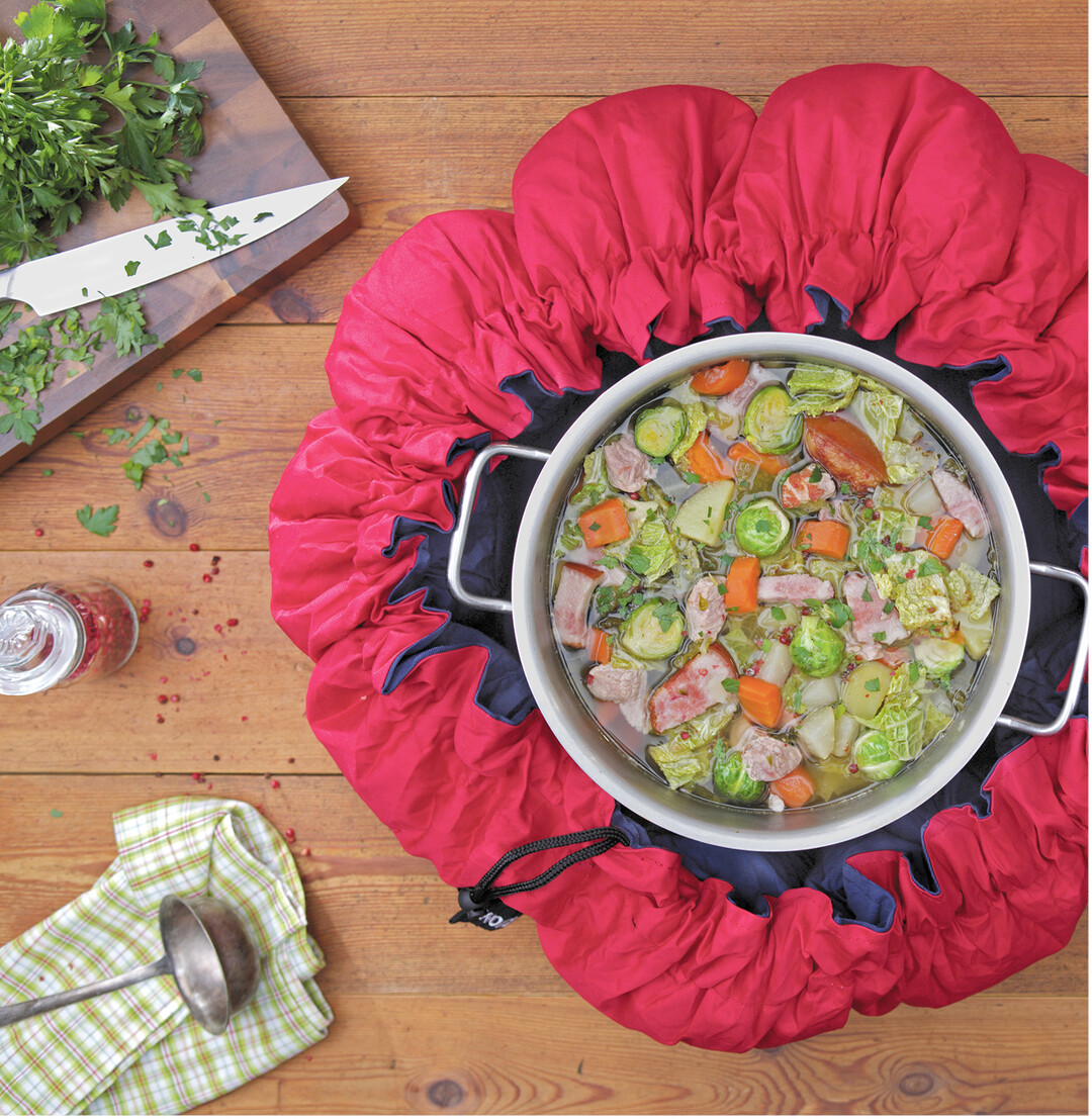 Omas Kochkiste in neuem Design: Reis, Kartoffeln, H�lsenfr�chte, Gem�se und Fleischgerichte nur im Topf ankochen und ab in den Wonderbag. Der runde Stoffsack ist gef�llt mit recycelten, isolierenden Schaumstoffflocken. Langsam, schonend und ohne Strom gart das Essen fertig, ohne Anbrennen. Eine nachhaltige Kochmethode im Vergleich zu modernen Trends (siehe n�chste Seiten). Die Wundertasche ist auch als K�hltasche (Tortencontainer, Salatsch�ssel) verwendbar und es steht noch ein soziales Projekt dahinter. Infos gibt es wie im Fotohinweis genannt.