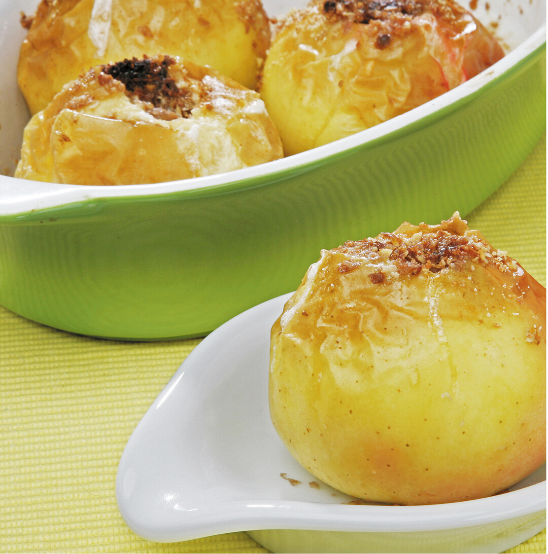 F�r vier duftende Brat�pfel ben�tigen Sie 4 gro�e �pfel (Boskop, Cox Orange), 5 TL Rosinen, 4 TL Rohrohrzucker, 1 TL Zimt, 2 EL Butter, 4 Zweige Rosmarin. Kerngeh�use ausstechen. Rosinen mit Zimt und Zucker mischen, in die �pfel f�llen, je einen Rosmarinzweig hineinstecken und in eine gebutterte Form stellen, restliche Butter auf den �pfeln verteilen. In dem auf 180 Grad vorgeheizten Ofen 20 bis 25 Minuten backen. Dazu passt eine Kugel Zimt-Walnusseis.