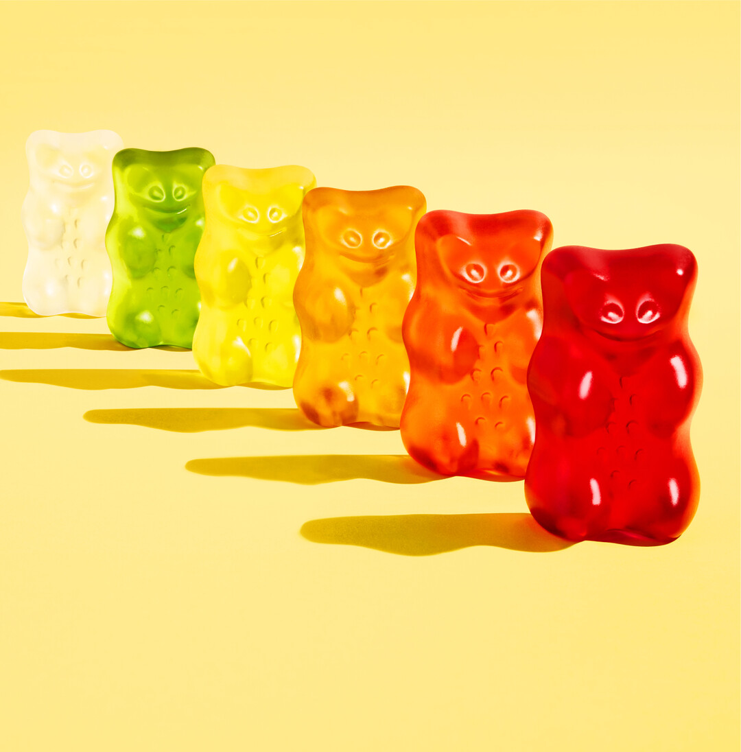 Die Haribo-Golb�ren werden 100 Jahre alt!  Inspiriert von der beliebten Jahrmarktattraktion des 19. Jahrhunderts entwickelte Hans Riegel mit den Tanzb�ren" 1922 den Urahn der Goldb�ren. Damals noch aus Gummi arabicum hergestellt, waren die Tanzb�ren etwas gr��er und schlanker als die heutigen Goldb�ren. Bunte Farben und fruchtige Geschmacksrichtungen geh�rten bereits seit der ersten Generation zur DNA der Gummib�ren. Kurios: Der gr�ne B�r schmeckte bis 2007 nach Erdbeeren. Zum 85. Jubil�um zog ein hellroter B�r ein und �bernahm die Geschmacksrichtung. Der gr�ne schmeckt seitdem nach �pfeln.