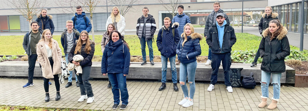 Sie waren am Berufsschulzentrum Radolfzell die Akteure des Medienprojekts (v. l.): vordere Reihe: Janine Wilm, Laura Fahr, Lehrerin Karolin K�nner, Valentina Aspileiter und Anna Terwiel, mittlere Reihe: Batikan �zen, Simon Mengue, Beatrice Matthaei, Michael Schleiger, Johannes Maritz sowie hintere Reihe: Samira Hartstein, Louis Buhl, Carina Schmidt, Robin Linkert, Luis Rohrer, Ben Sommerer und Laetita Lauber.