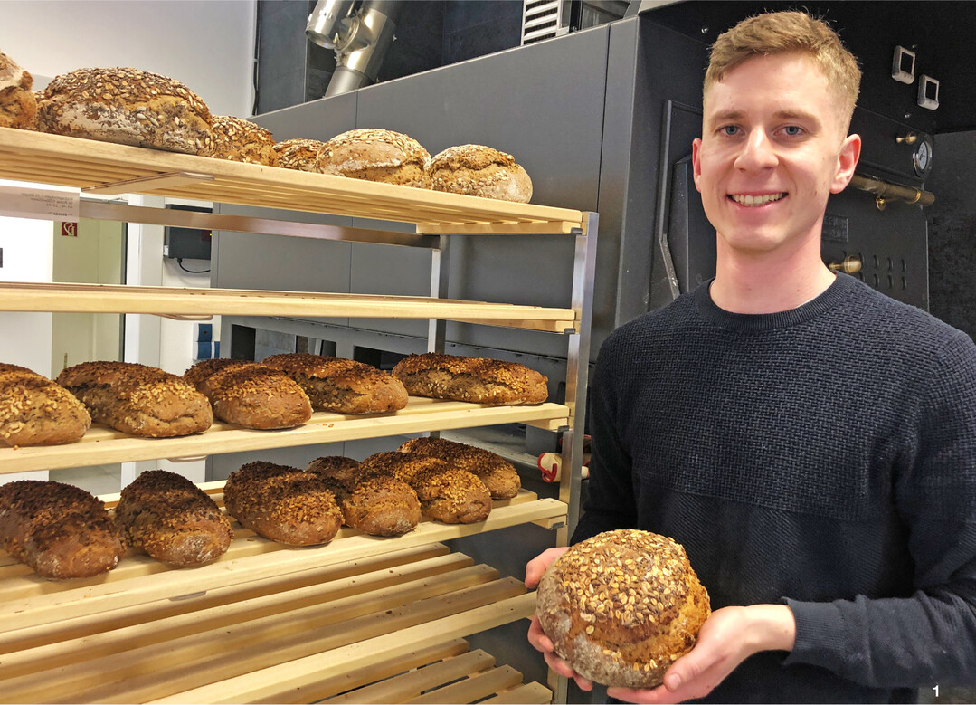 B�ckermeister Sven Jansky mit einem Brot aus seiner Brotreform.