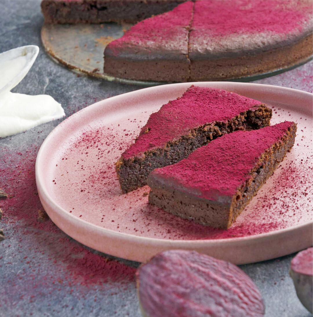 Schokoladiger Rote-Bete-Kuchen Das schafft nicht jedes Gem�se: Dieist vom Verein der Nutzpflanzenvielfalt f�r die Jahre 2023 und 2024 zumgew�hlt worden. Grund genug, um dem Wurzelgem�se mehr Aufmerksamkeit zu schenken. Wie w�re es beispielsweise als Zutat in einem Kuchen? Zutaten (22 cm Durchmesser) 350 g frische Rote Bete 200 g Zartbitter-Schokolade 4 Eier 150 g Vollrohrzucker 130 g Dinkel-Vollkornmehl 1 Prise Meersalz 1 TL Weinstein-Backpulver 35 g Kakaopulver 200 g Butter 4 TL Rote Bete Pulver 200 g Sahne Zubereitung Backofen auf 180 °C vorheizen. Rote Bete in Alufolie wickeln und f�r 40 bis 50 Minuten im Ofen garen. Nach 25 Minuten Alufolie �ffnen, 1 EL Wasser dazugeben, Alufolie wieder verschlie�en und zu Ende garen. W�hrenddessen eine 22 cm gro�e Springform ausfetten. Schokolade hacken, Eier trennen und Eiwei� mit 30 g Zucker zu Eischnee schlagen. 120 g Zucker, Mehl, Salz, Backpulver und Kakao in einer Sch�ssel vermengen. Gegarte Rote Bete mit kaltem Wasser abschrecken, sch�len und reiben. Schokolade im Wasserbad aufl�sen. Butter in St�ckchen dazu geben und aufl�sen. Erst Eigelb und dann Rote Bete unterheben. Masse unter die trockenen Zutaten mischen und zum Schluss den Einschnee unterheben. Teig in die Form geben und im Ofen auf mittlerer Schiene 40 bis 50 Minuten backen. Kurz vor Ende der Backzeit mit einem St�bchen in die Kuchenmitte piksen um zu testen, ob der Kuchen innen gar ist. Wenn kein Teig am St�bchen h�ngen bleibt, ist der Kuchen fertig. Kuchen aus dem Ofen nehmen und ausk�hlen lassen. Kurz vor dem Servieren mit Rote-Bete Puder bestreuen und mit frisch geschlagener Sahne genie�en. BVEO
