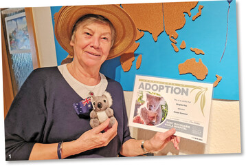 Brigitte Ritz übernahm im Koala-Hospital die Patenschaft für den blinden Ocean Summer. Viele Koalas wurden durch die 2019 und 2020 grassierenden Buschfeuer verletzt.