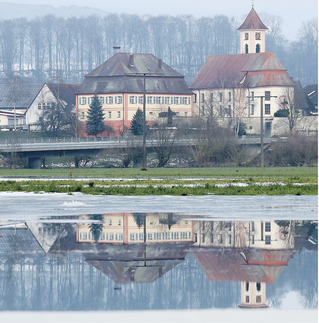 Kirche und Pfarrhaus in Riedlingen-Zell im Doppelpack. Das Hochwasser vom schmelzenden Schnee auf den Donauwiesen zauberte dieses "Kopfstand-Motiv".