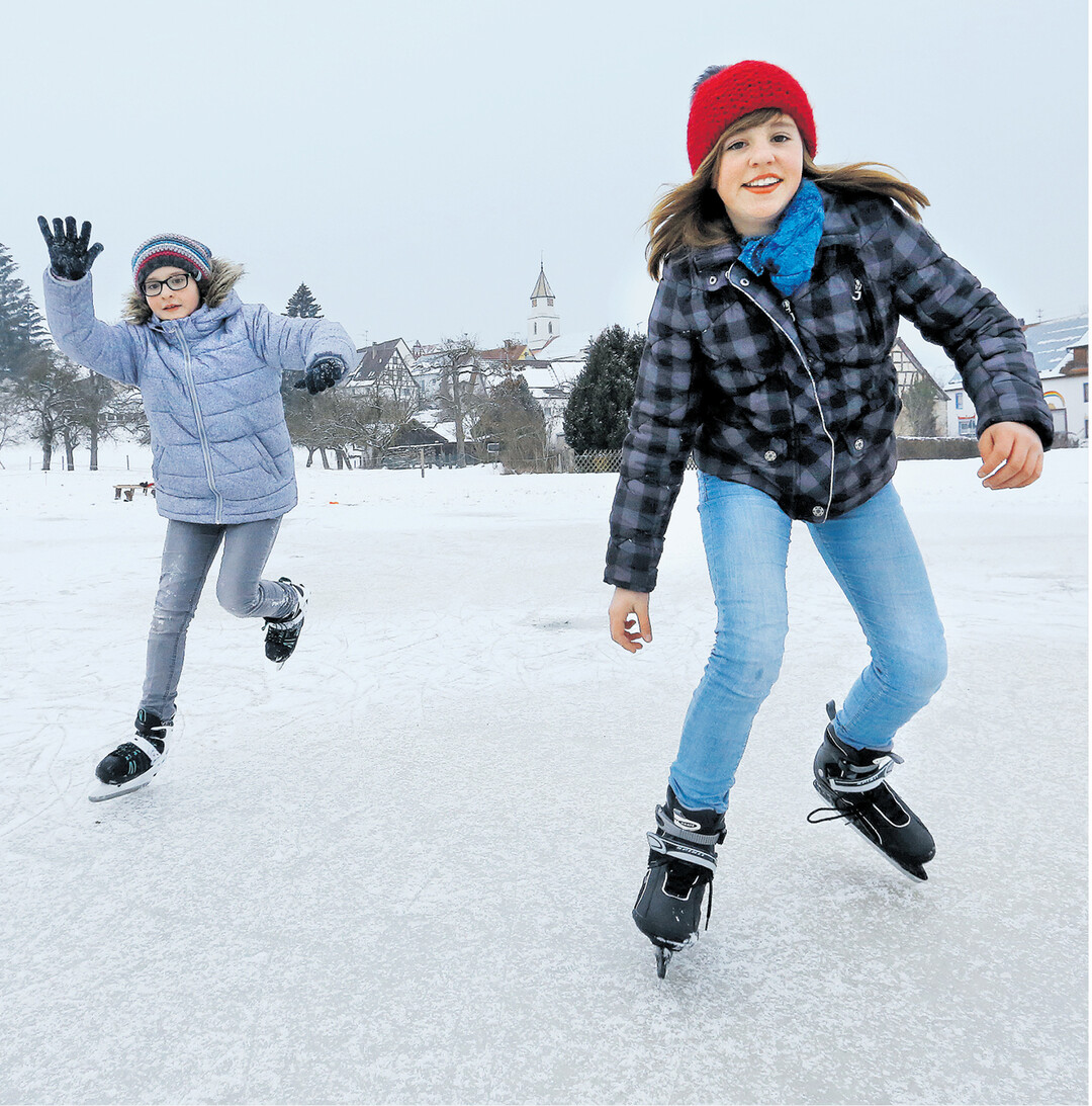 bild der woche Mia Kraus (l.) und Maria Rue� sind auf einer gefrorenen Wiese bei Daugendorf ganz flott mit ihren Schlittschuhen unterwegs.