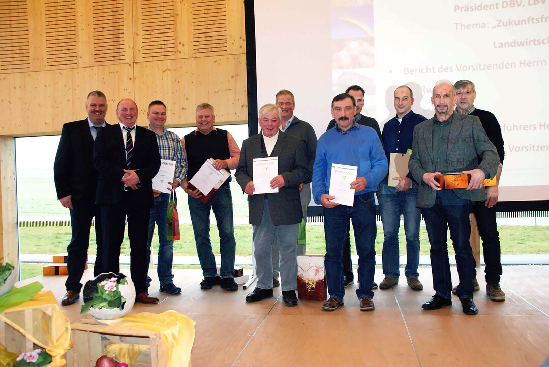 Freuen sich über langjährige, gute Zusammenarbeit für die Berufskollegen (von links): Stellvertreter Hans Roggenkamp, Kreisvorsitzender Ernst Buck und die geehrten Ortsobmänner des Kreisbauernverbandes Ulm-Ehingen beim Bauerntag am 12. Januar 2018 in Blaubeuren (Alb-Donau-Kreis).