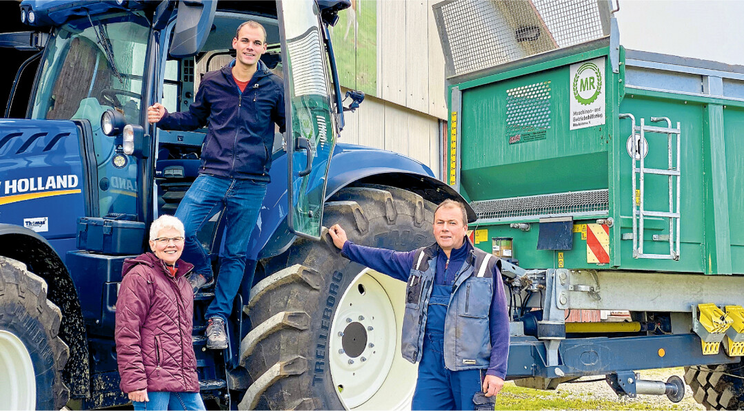 Matthias Meinikheim (2. v. l.) betreibt mit seinen Eltern Anita und Albert Meinikheim neben Ackerbau und Milchviehhaltung eine Maschinenstation des Maschinen- und Betriebshilfsrings Blaufelden.